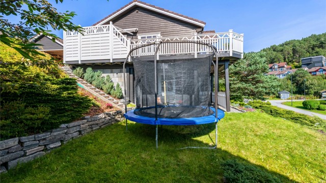 Eiendommen ligger i et meget barnevennlig og etablert boligområde.
