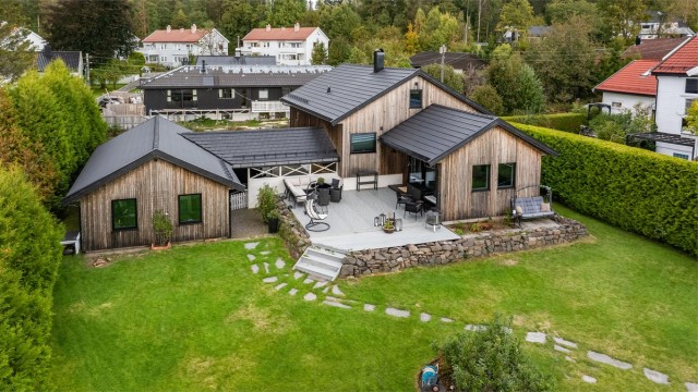 Velkommen til denne stilige familieboligen med stor, usjenert tomt!