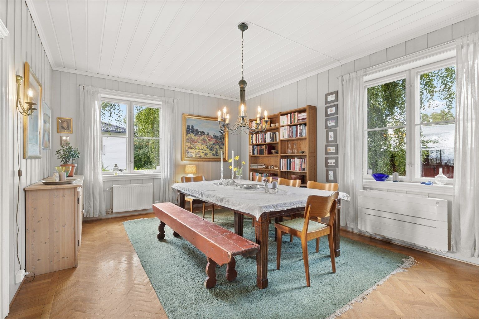 Den store spisestuen har god plass til et langbord for hele familien og gjester.