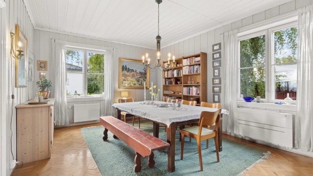 Den store spisestuen har god plass til et langbord for hele familien og gjester.