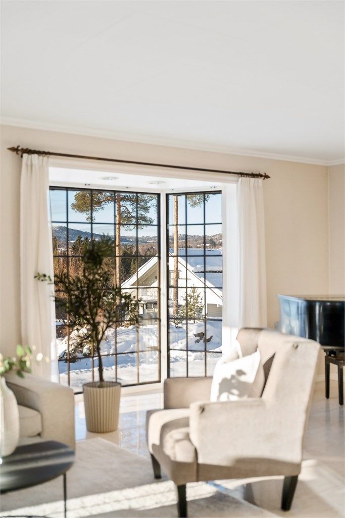 Karnappvinduet i stuen gir godt med lys og en fin utsikt.