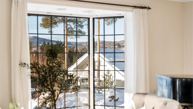 Karnappvinduet i stuen gir godt med lys og en fin utsikt.