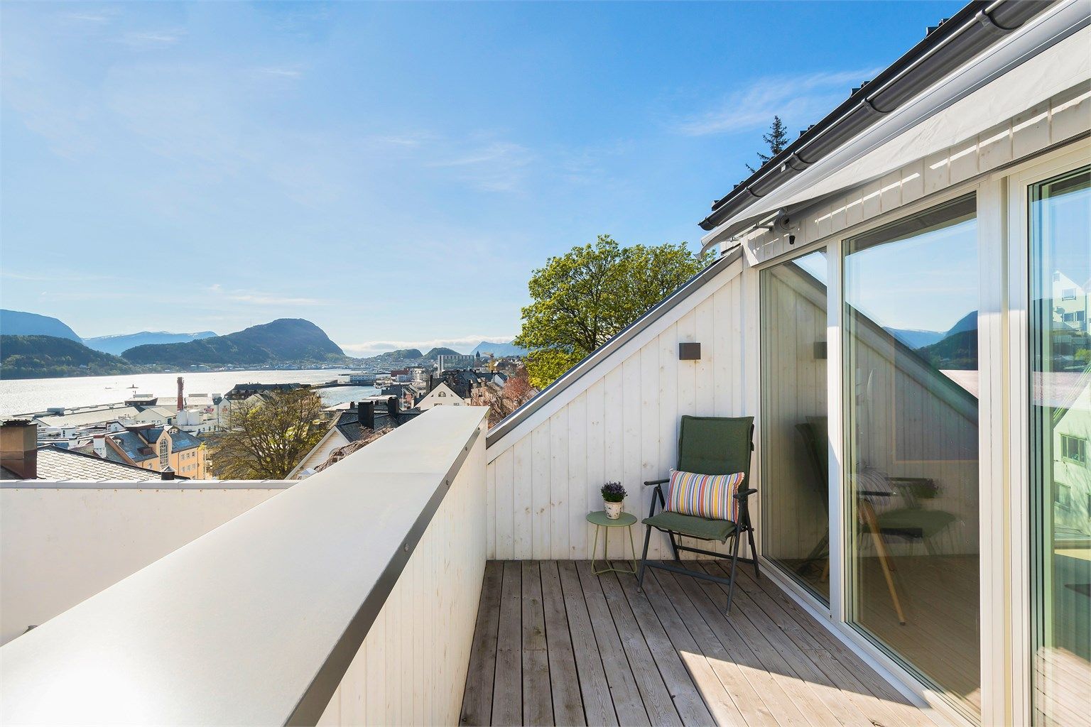Takterrassen er et nydelig sted og med sine 8m² er det mulig å innrede til et trivelig uteområde