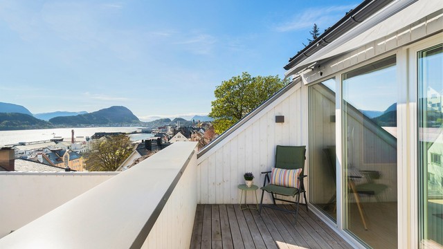 Takterrassen er et nydelig sted og med sine 8m² er det mulig å innrede til et trivelig uteområde