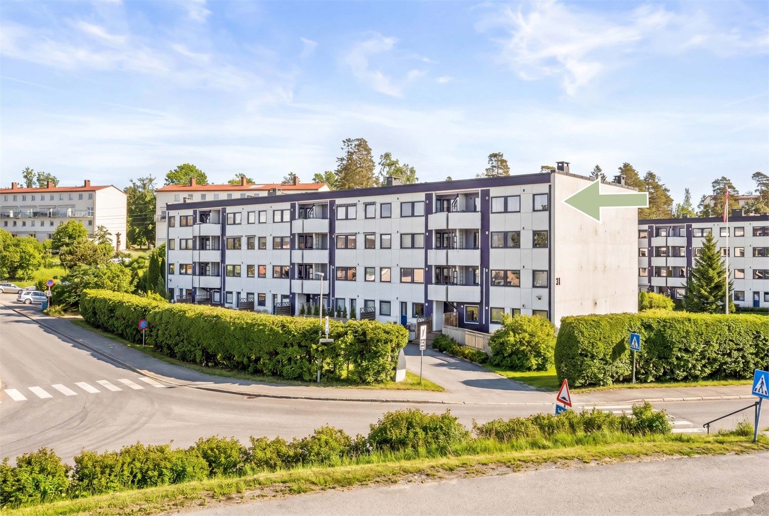 Leiligheten ligger i et attraktivt og populært boligområde med nærhet til alt du trenger i hverdagen.