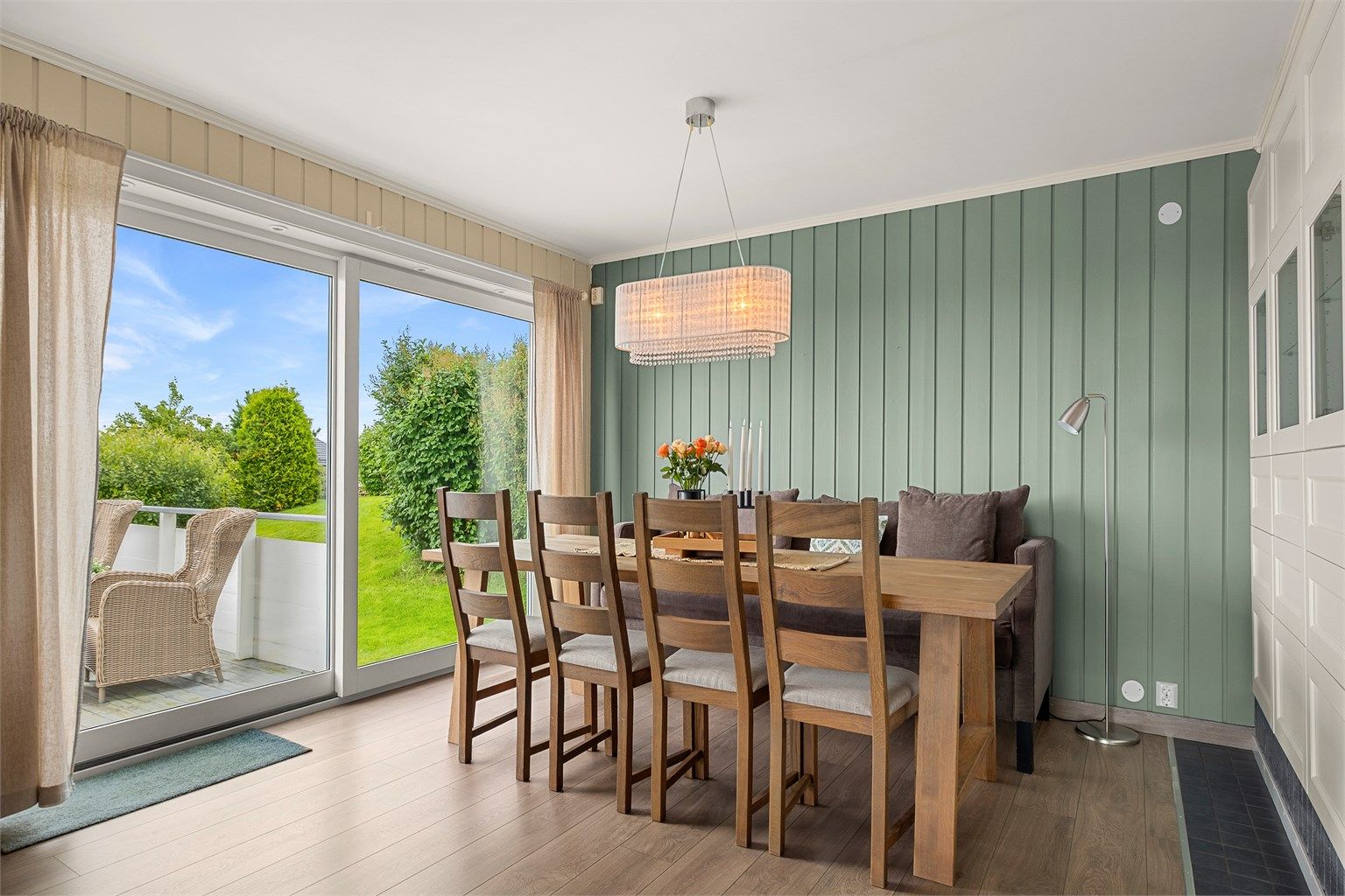 Den lyse spisestuen har god plass til et stort spisebord og ligger i en naturlig, sosial tilknytning til både kjøkkenet og stuen.