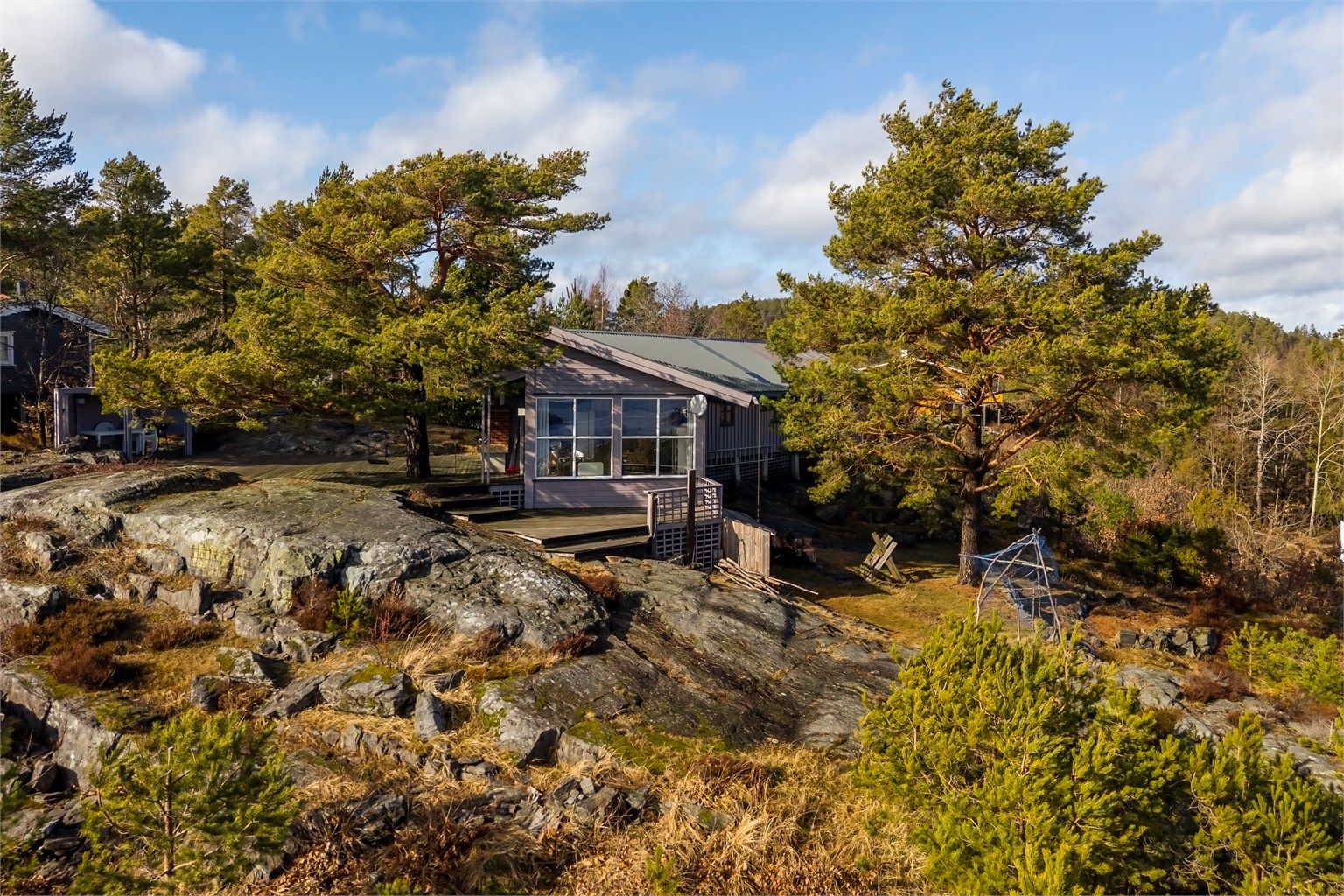 PÅ TOPPEN: Hytta ligger høyt og fint med god utsikt utover sjøen. Her er det også en hage rundt hytta.