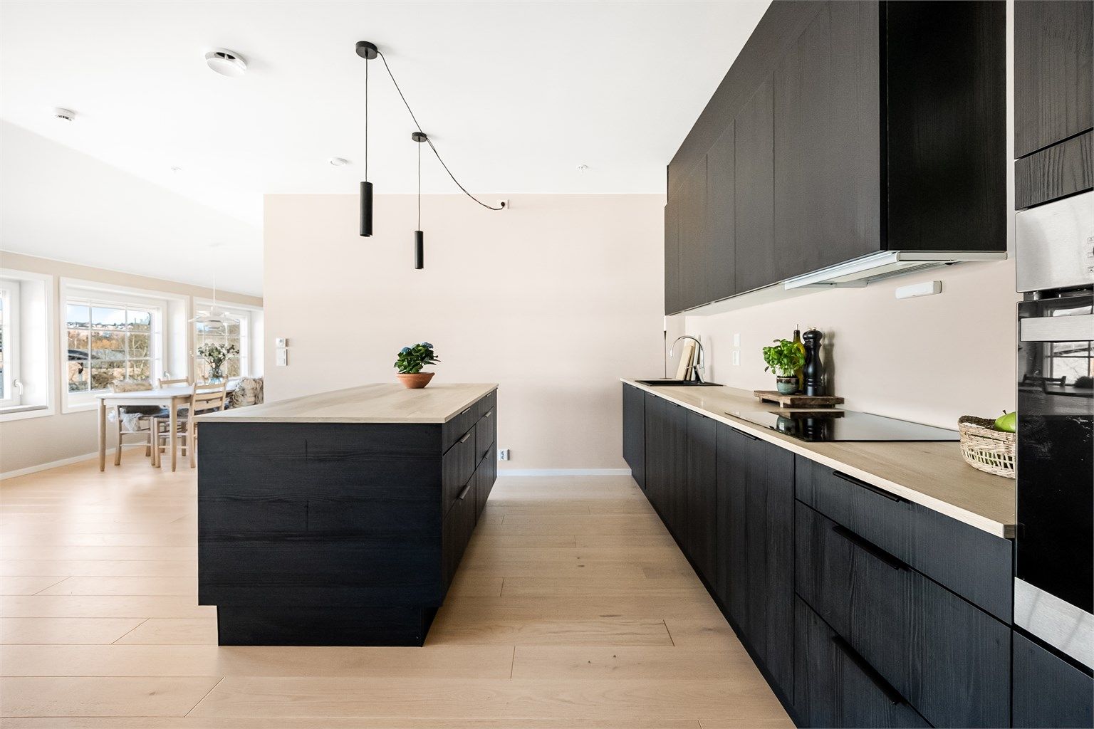 Svært romslig kjøkken fra HTH. Nær 5 meter fra vegg til vegg. 