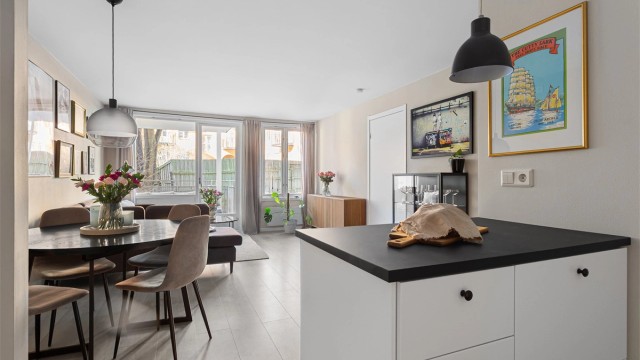 En praktisk halvøy danner et naturlig skille mellom kjøkken og stuen, samtidig som den gir ekstra benke- og arbeidsplass.