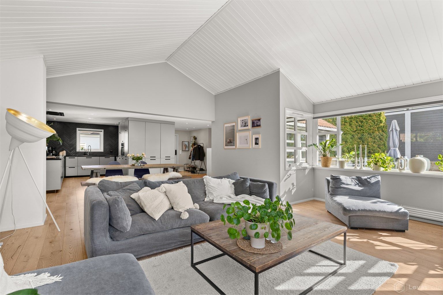 Gjennomgående parkett og downlights gir en helhetlig overflate i oppholdsrommet.