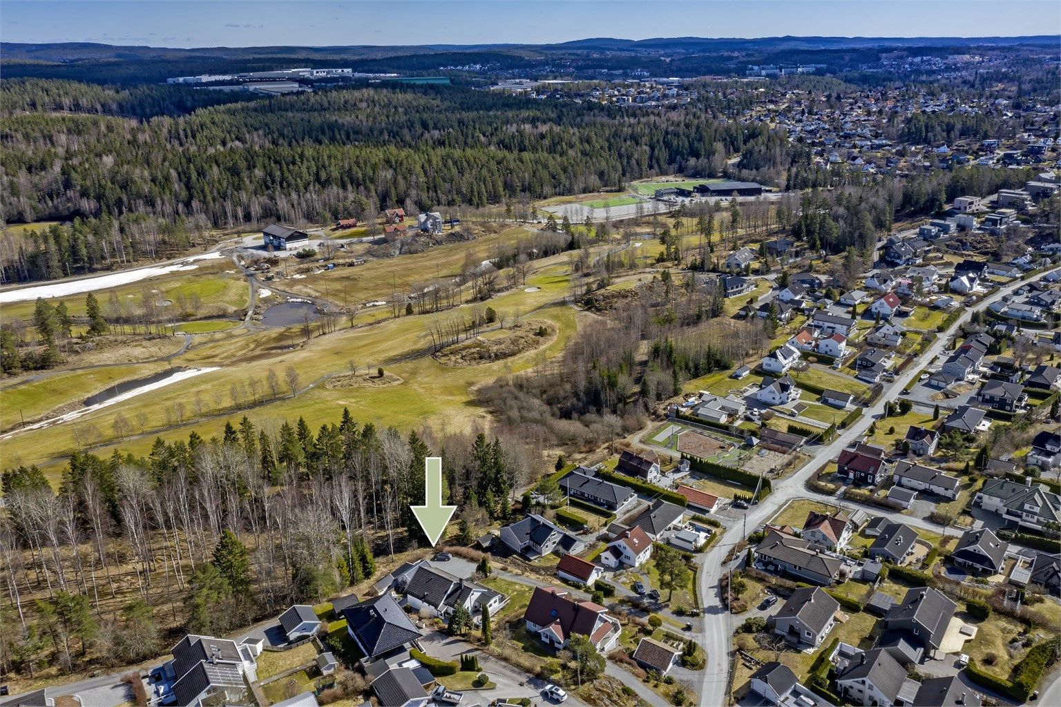 Flott beliggenhet - usjenert - grenser mot grøntområde - rett ved golfbanen og nær marka med flotte turmuligheter sommer som vinter