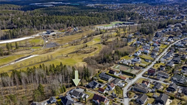 Flott beliggenhet - usjenert - grenser mot grøntområde - rett ved golfbanen og nær marka med flotte turmuligheter sommer som vinter