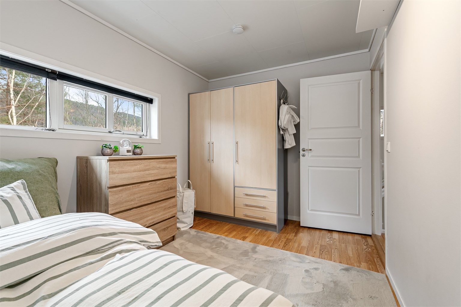 Romslig garderobeinnredning på soverom nr. 2 mot nord.