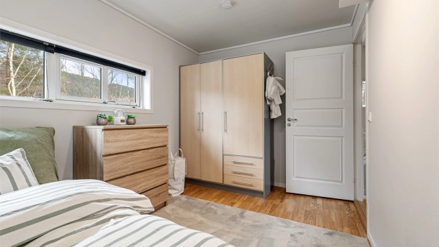 Romslig garderobeinnredning på soverom nr. 2 mot nord.