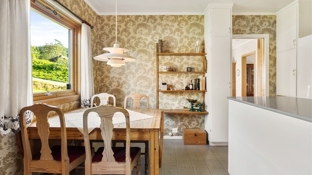 Mulighet for spiseplass og kontorplass ved vinduene.