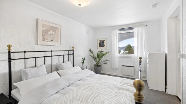 Hybel: Romslig soverom med fin fjordutsikt.