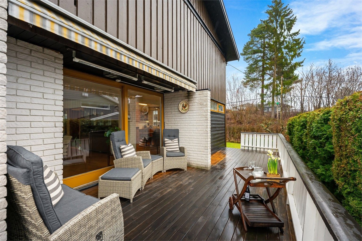 Terrassen på 44 m² er bygget i trekonstruksjoner og har gode solforhold.