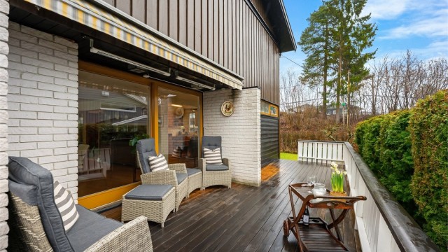 Terrassen på 44 m² er bygget i trekonstruksjoner og har gode solforhold.
