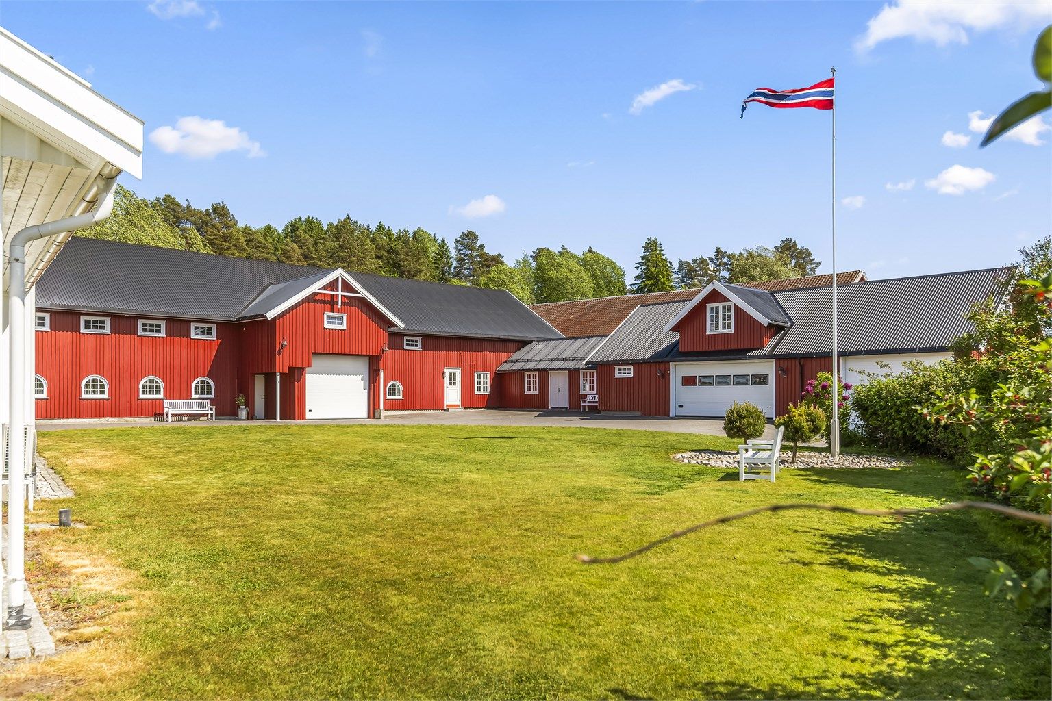 Gårdstunet er meget pent og godt vedlikeholdt. Eier bruker i dag robotgressklipper på plenområdene.