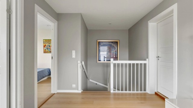2. etasje har fin planløsning med 3 gode soverom, walk-in garderobe, tv-stue og romslig bad