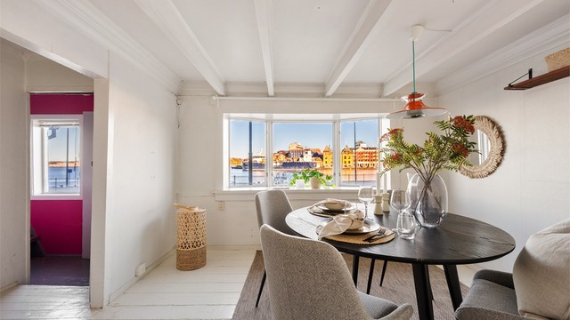 I boligens hovedetasje finner man to stuer, kjøkken, vaskerom og bod.