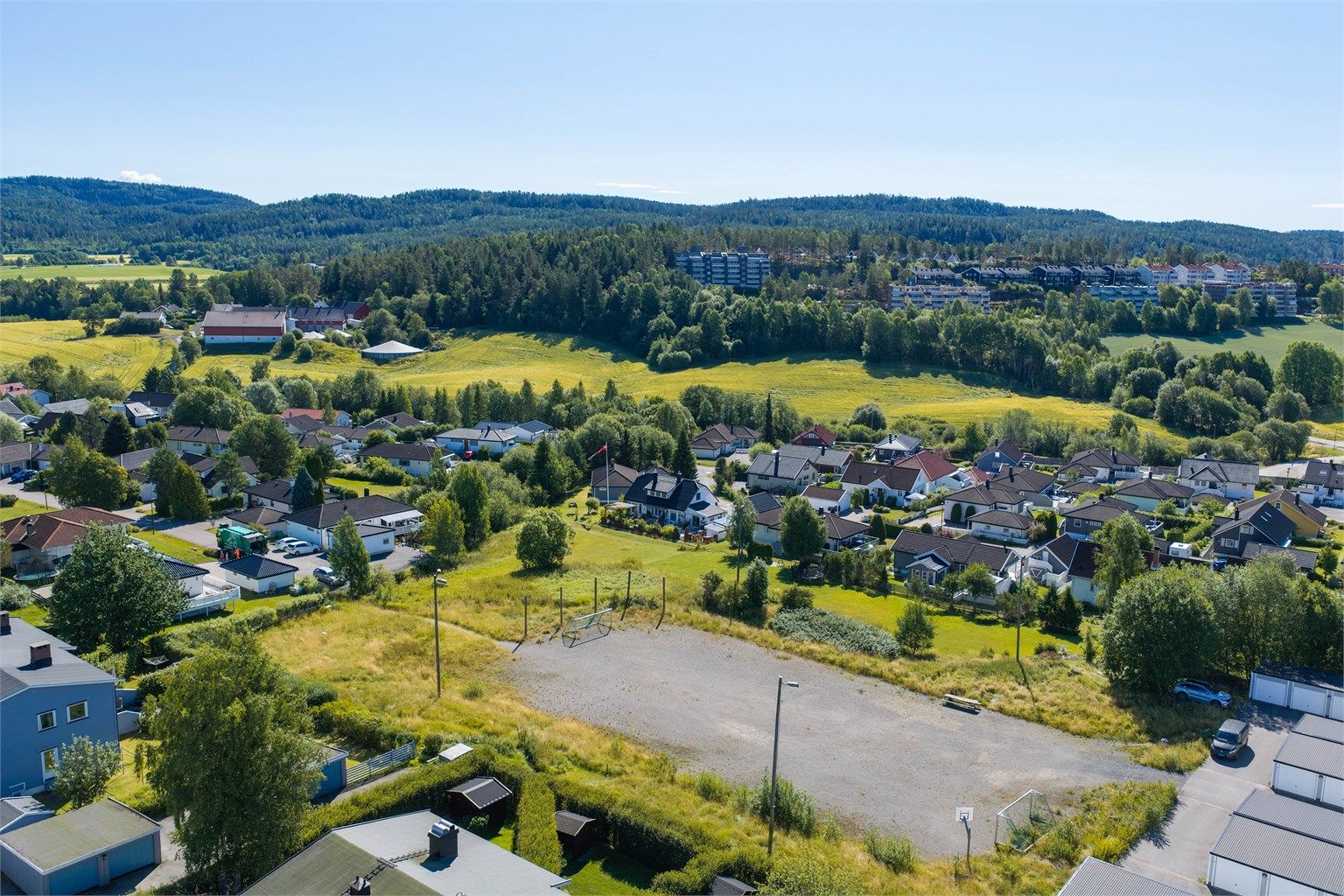Balløkker og grønne friområder like i nærheten gir barn og unge gode muligheter for lek og aktivitet.