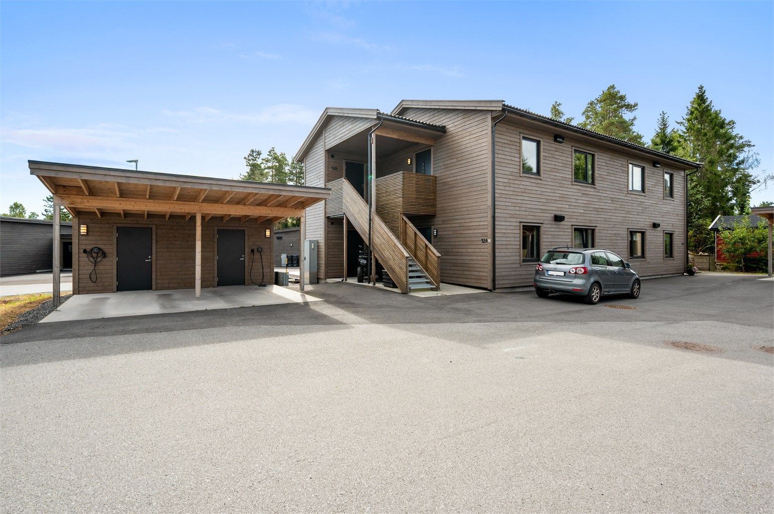 Leiligheten ligger i 2. etasje med egen carport like ved inngangen.