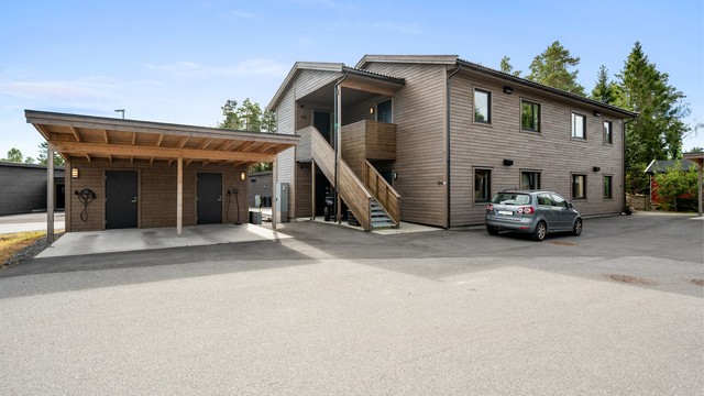 Leiligheten ligger i 2. etasje med egen carport like ved inngangen.