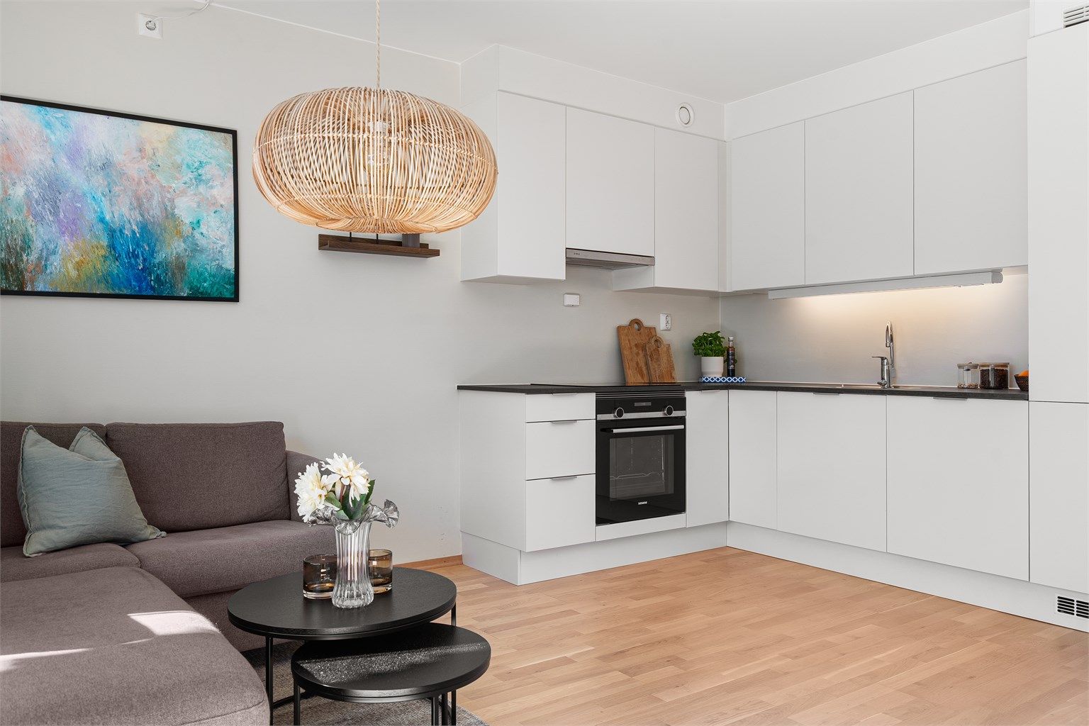 Det er plass til praktisk spisebord mellom stue og kjøkken.