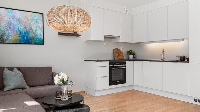 Det er plass til praktisk spisebord mellom stue og kjøkken.