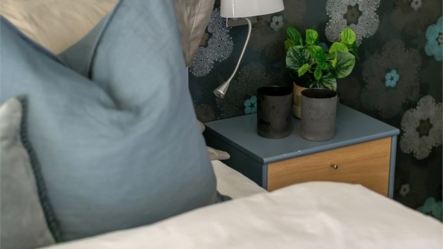 Detalj fra soverommet med tapetsert kontrastvegg.