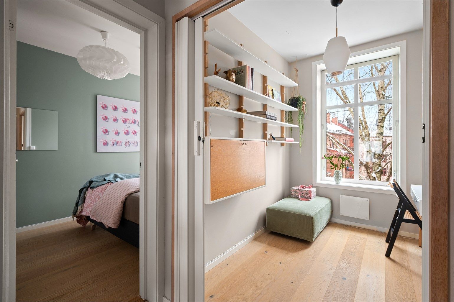 Det andre soverommet er et fleksibelt rom, ideelt som kontor, gjesterom eller barnerom.