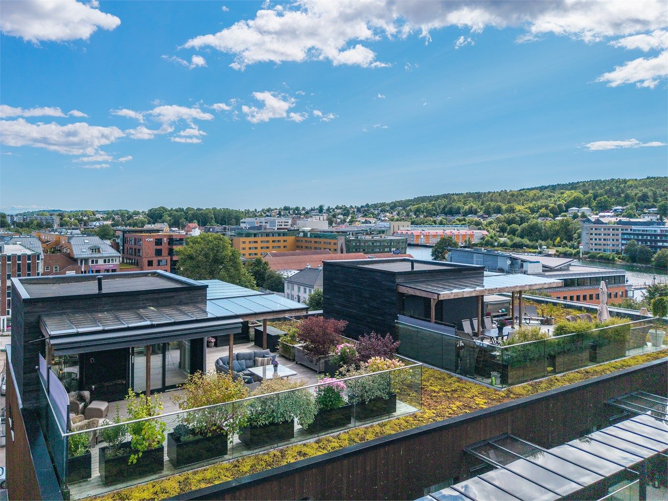  Leilighetens store og unike takterrasse på hel 67 kvm, er en  liten oase med  360 graders sol og nydelig utsikt!