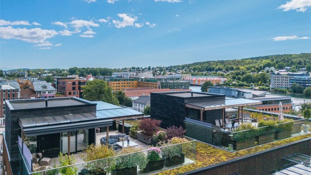 Leilighetens store og unike takterrasse på hel 67 kvm, er en liten oase med 360 graders sol og nydelig utsikt!