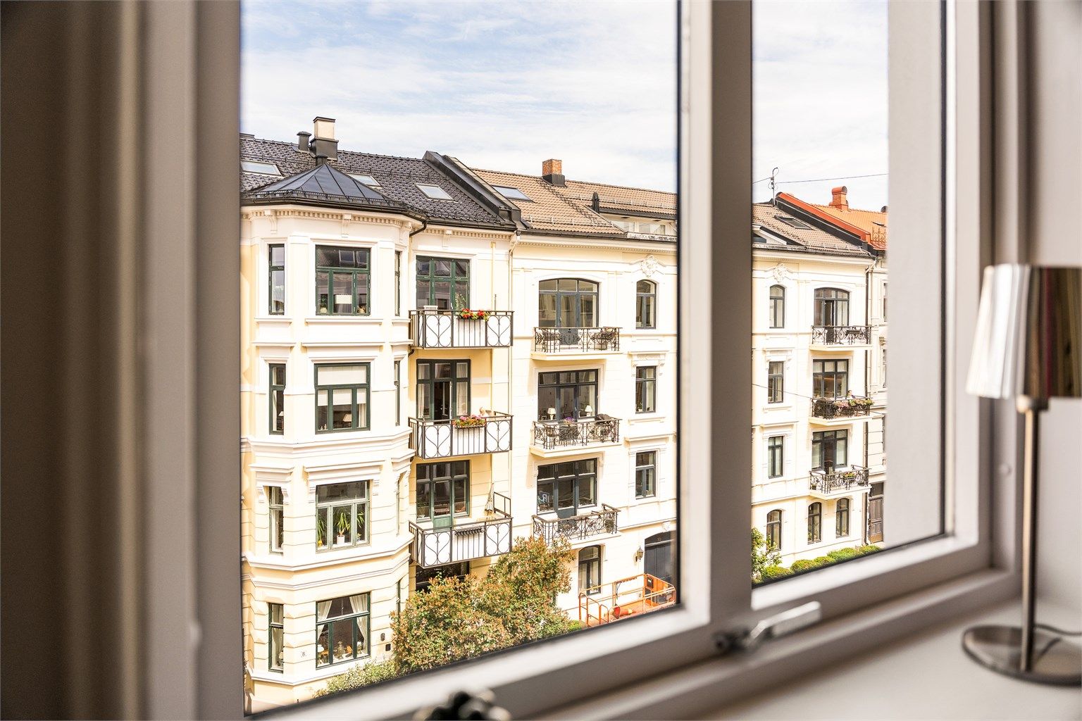 Fra leiligheten er det kort gangavstand til Frognerparken med Vigelandsparken og Frognerbadet.