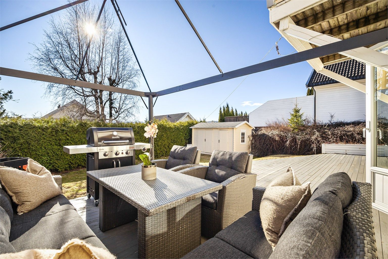 Boligen ligger i et etablert nabolag med kort vei til skoler, barnehager og turområder.