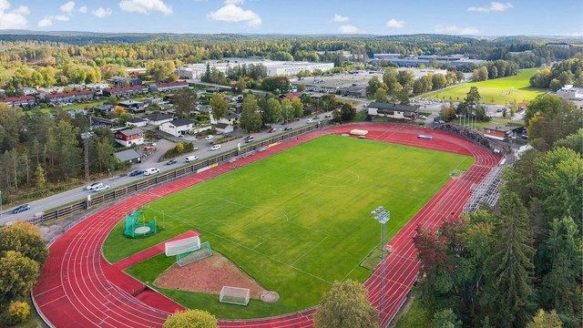 Sofiemyr idrettspark byr på fotballbaner, idrettshall, svømmehall og friidrettsanlegg.