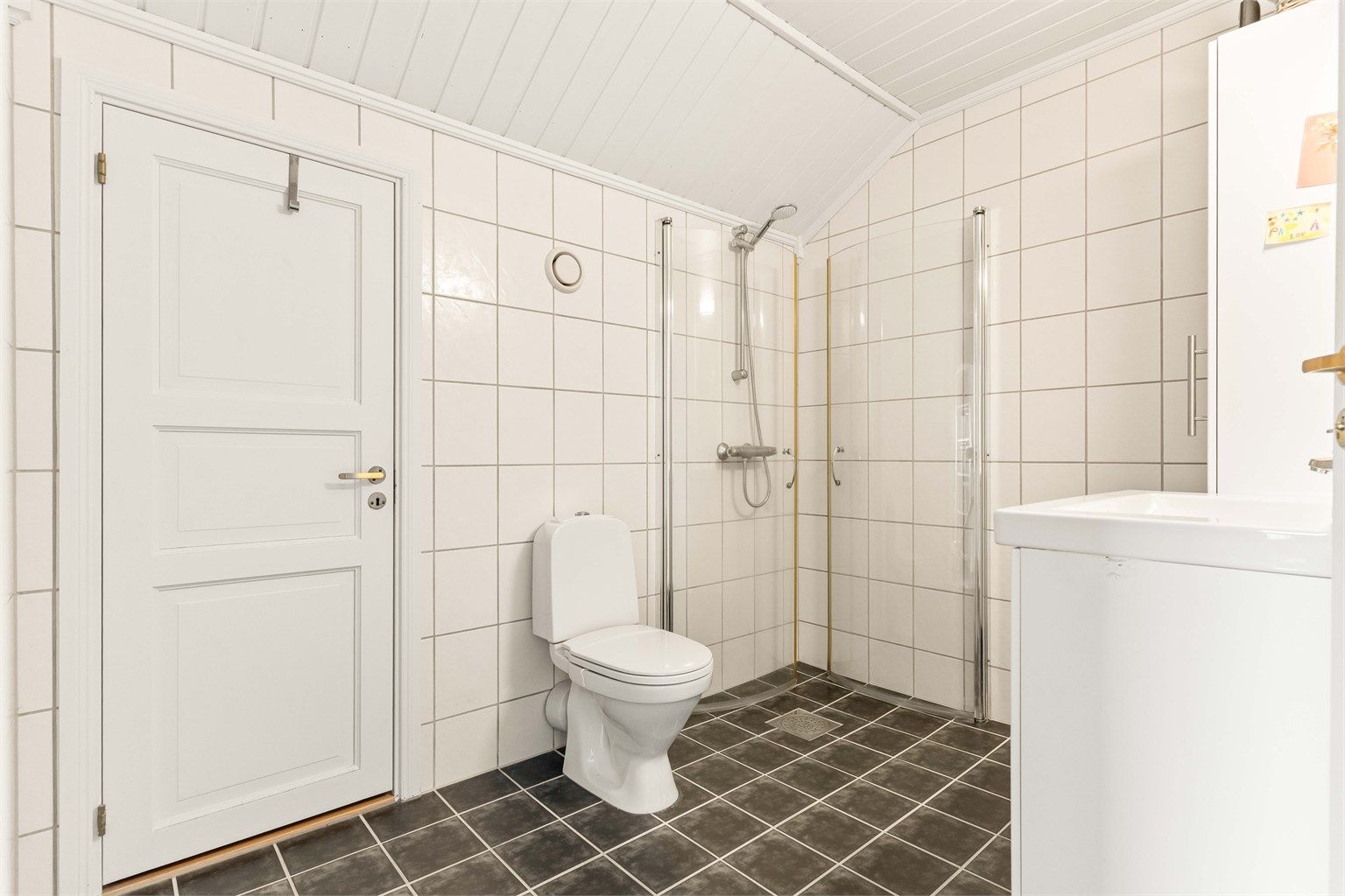 Leilighetens andre bad ligger i loftsetasjen, også dette med varmekabler i gulvet.