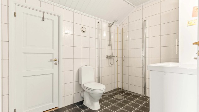 Leilighetens andre bad ligger i loftsetasjen, også dette med varmekabler i gulvet.
