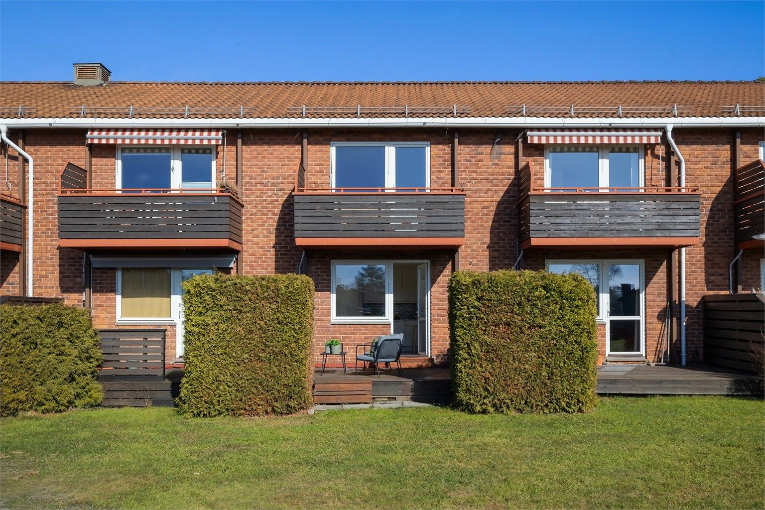 Leiligheten ligger på bakkeplan i en bygning med fasader forblendet i teglstein, oppført i 1964.