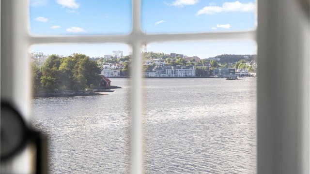 Utsikt over byfjorden fra soverom.