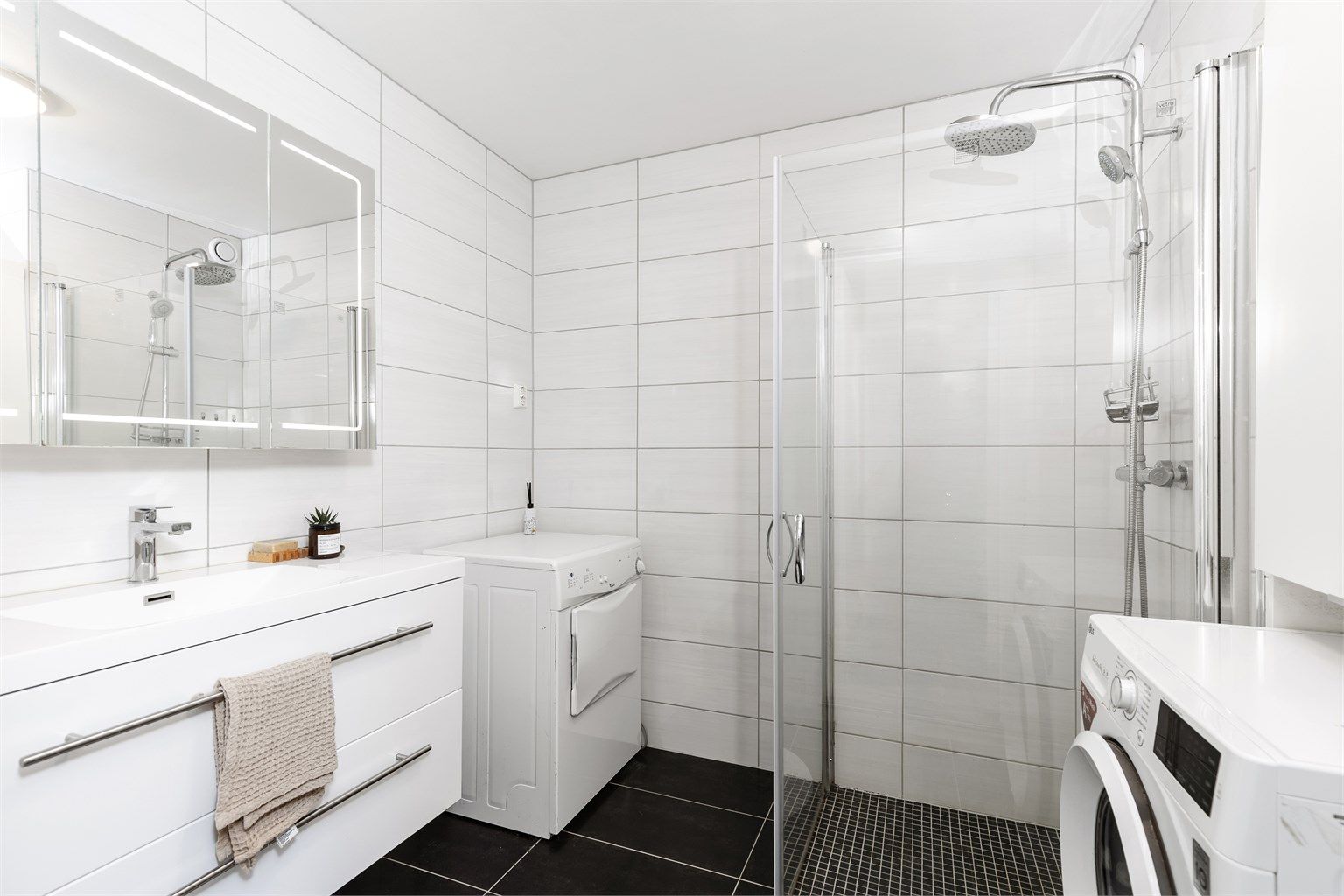 Badet er stilrent og av god størrelse