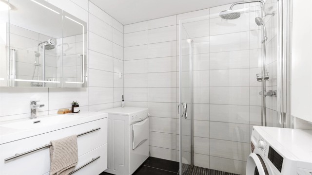 Badet er stilrent og av god størrelse