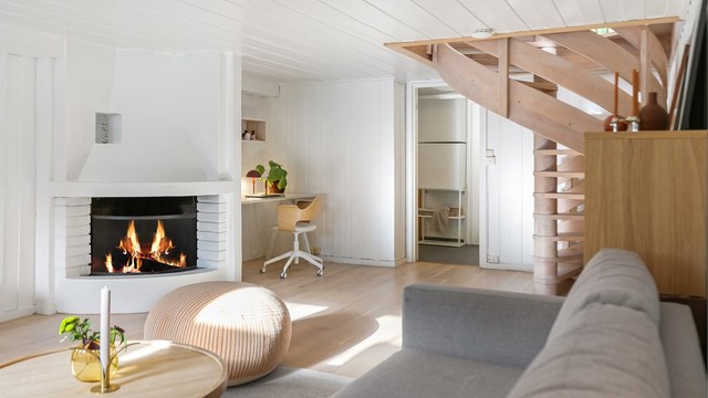 Kjellerstuen (ikke godkjent for varig opphold) har god plass til sofagruppe foran peisen og adkomst via spiraltrappen.