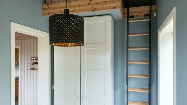 Rom i tilbygget med garderobeskap og stige opp til hems. Rommet er fint som både hjemmekontor, barnerom eller gjesterom, og høyden i taket og det store vinduet gjør rommet både luftig og lyst og tilfører godt med lys også inn til stuen.