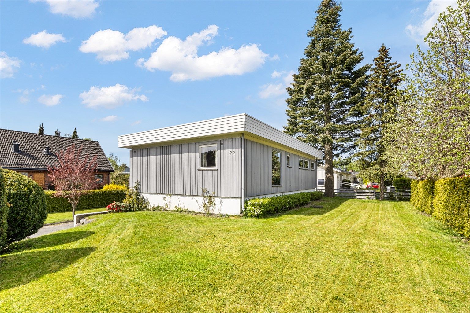 Eiendommen har stor parkmessig opparbeidet hage og grøntområde