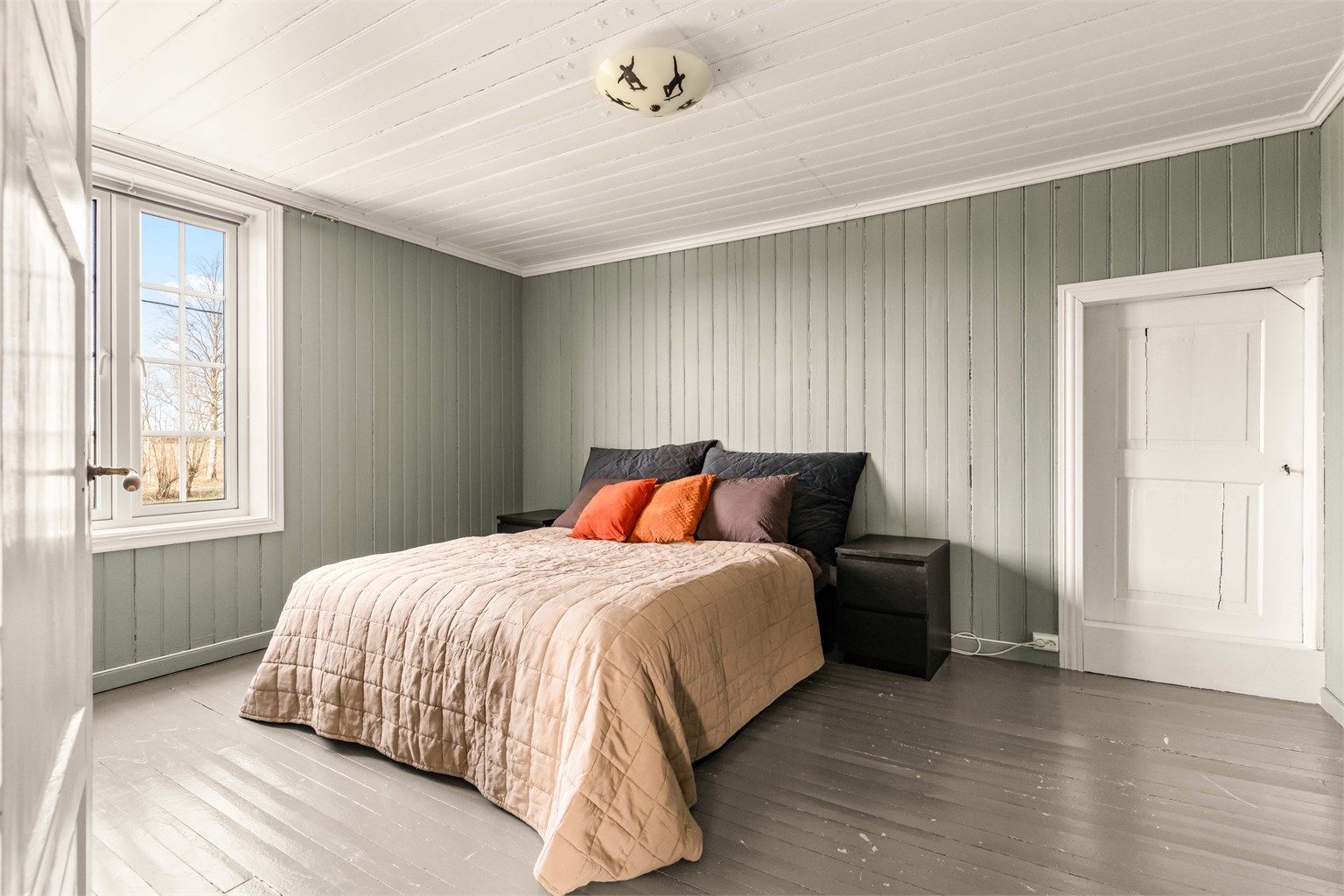 Soverom 1. Inngang til kryploft med god lagringsplass.