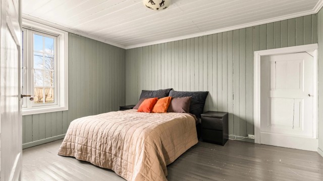 Soverom 1. Inngang til kryploft med god lagringsplass.