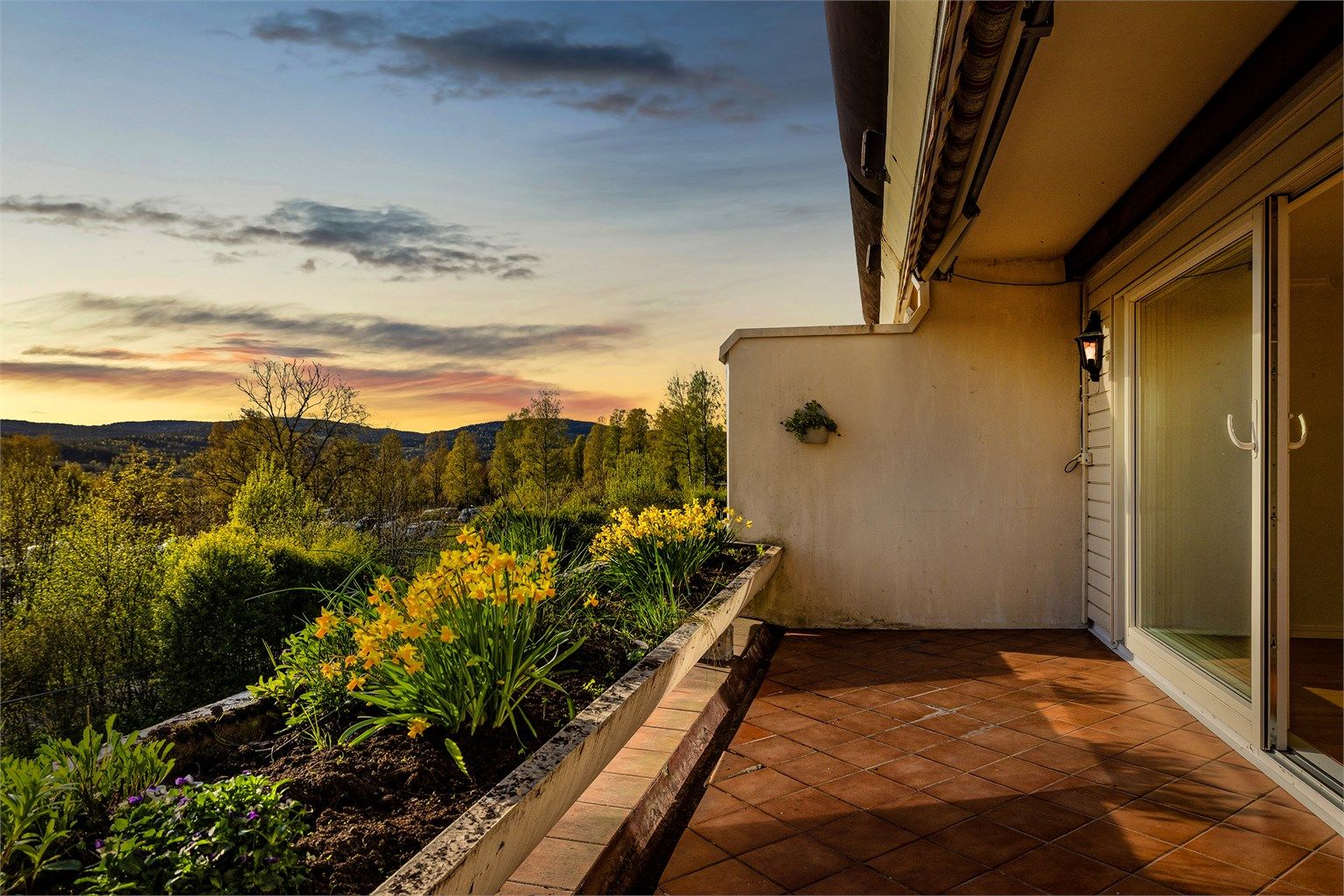 Velkommen til Olaf Bulls vei 6A - en meget lys og romslig 2-roms, med attraktiv beliggenhet på Holmenkollens solrike vestside!