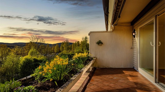 Velkommen til Olaf Bulls vei 6A - en meget lys og romslig 2-roms, med attraktiv beliggenhet på Holmenkollens solrike vestside!